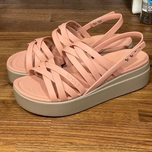 Crocs Brooklyn Strappy Wedge SZ 9W chai/ Pink/ Blush/ Dusty Rose